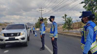 Operativos policiales se mantienen activos en las principales entradas y salidas de las carreteras.