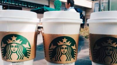 Starbucks es la última compañía en decir que detendrá la publicidad en 'todas las plataformas de redes sociales'.