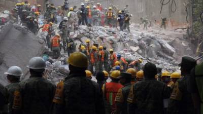 Durante toda la noche, los equipos de rescate y las fuerzas de seguridad participaron en las labores de remoción de escombros. EFE