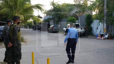 Las autoridades policiales acordonaron el pasaje donde residía el ahora occiso.