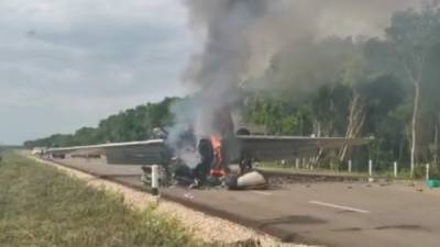 Una versión indica que, tras ser ubicada por un helicóptero militar, la aeronave aterrizó de emergencia sobre la carretera que comunica a Chunhuhub y José María Morelos, en Quintana Roo, alrededor de las 7:00 horas.