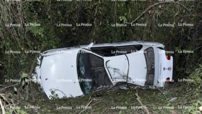 El vehículo quedó en el fondo de una hondonada luego que Gonzalo Ramírez perdiera el control del automotor.