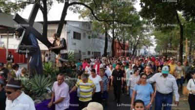 Miles de católicos acuerparon este Viernes Santo el desfile del viacrucis.