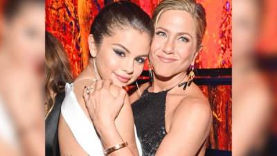 La cantante Selena Gómez posa junta a su amiga, la actriz Jennifer Aniston.// Foto archivo.