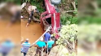 El carro cayó en una hondonada. Las víctimas Gibson Ariel Torres, Andy Torres e Iris López.