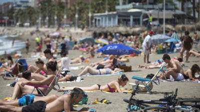 Las playas españolas se llenan de bañistas pese a las restricciones por el Covid-19.