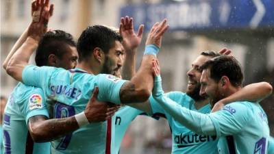 Luis Suárez celebra su gol con Messi, Jordi Alba y Paulinho. Foto EFE