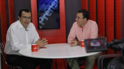 El precandidato liberal del movimiento Por Honduras, por nosotros, Luis Zelaya, es entrevistado por el periodista Germán Briceño.