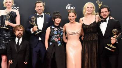 'Juego de Tronos', que se convirtió el domingo en la serie de ficción más premiada de la historia de los Emmys, cautiva al público desde hace seis temporadas con sus espectaculares intrigas, su erotismo y, sobre todo, su extrema violencia.