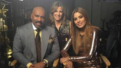 Miss Colombia, Ariadna Gutiérrez, junto al presentador de televisión y conductor de Miss Universo Steve Harvey en el set de NBC.