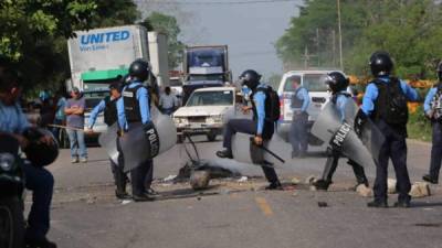 Policía despejó el paso entre El Progreso y Santa Rita, en el departamento de Yoro.