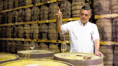 Asbel Morales, maestro de ron de Havana Club International, una empresa conjunta entre Cuba y Pernod Ricard.