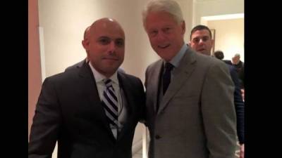 El hondureño Ramiro Ocasio junto al expresidente Bill Clinton.