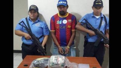 Supuesto vendedor de droga es custodiado por agentes policiales en el Distrito Central.