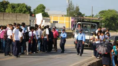 Estudiantes progreseños protestan en Agua Blanca Sur exigiendo maestros.