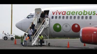 Los indocumentados se encontraban a bordo del avión de la línea de bajo costo VivaAerobus, cuando fueron sorprendidos por agentes de migración.