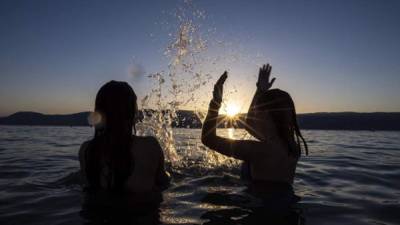 Los europeos han salido a buscar refrescarse en ríos, lagos y playas ante la ola de calor.