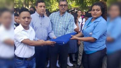 Estudiantes entregaron la bandera al director José Carballo y al diputado Alberto Chedrani.