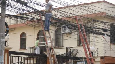 Muchos hogares han quedado a oscuras por los cortes de energía en el litoral.