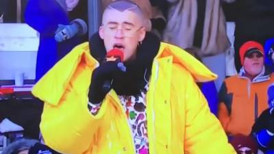 Bad Bunny interpretó el tema Estamos bien frente a los cientos de fanáticos que disfrutaron el show de carrozas organizado por Macy's.