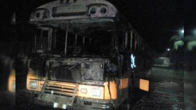 Bomberos de Honduras tuvieron que acudir a las 3:00 de la madrugada a apagar el bus incendiado.