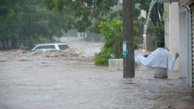 Ante las inundaciones, que alcanzaban más de metro y medio de altura en algunos puntos, un centenar de personas fueron evacuadas en Culiacán.