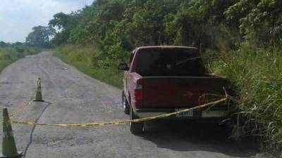 Vehículo en el que fue encontrada una persona sin vida en el municipio de La Lima, al norte de Honduras.
