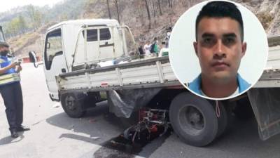 En la gráfica se muestra el camioncito y debajo destruída la motocicleta en que se transportaba el agente policial Walther Ismael Funez Matute.
