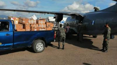 En un avión de la Fuerza Aérea se transportó el equipo de protección personal y medicamentos.