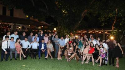 La clase 2017 de la escuela Serán celebra su cena de fraternidad para brindar porque en cinco meses estarán graduandose de la secundaria.