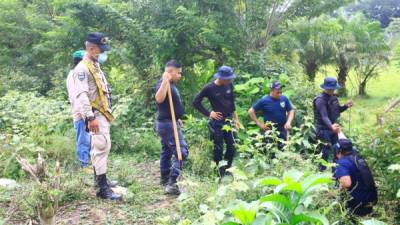 Los grupos de policías con apoyo de bomberos buscan en varias zonas tratando de hallar al pequeño Enoc Misael Reyes.