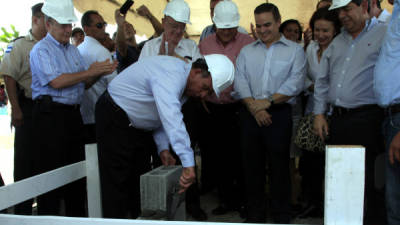 El presidente de Honduras, Porfirio Lobo, inauguró hoy las obras de un proyecto de energía eléctrica a base de carbón, ubicado en el norte de Honduras.