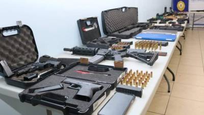 Fotografía cedida por la Policía Nacional de Panamá de las armas decomisadas por el Ministerio Publico (MP) y la Policía Nacional de Panamá (PN) que desarticularon este martes una organización dedicada al tráfico de armas, detuvieron a 19 personas, entre funcionarios y ex altos mandos de seguridad, y recuperaron 34 armas de un lote de 86 en investigación.