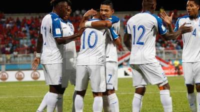 Los jugadores de la Selección de Honduras celebrando uno de los goles ante Trinidad y Tobago.