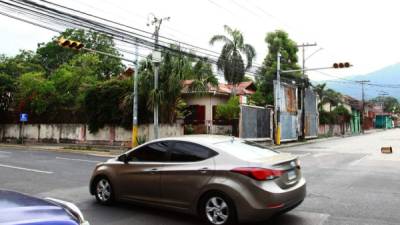 Hace más de dos meses está dañado el semáforo de la 7 calle del barrio Las Acacias.