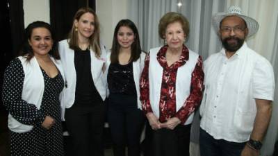 Karina Paredes, Yvette Aramendía, Ingrid Sabillón, Julieta Kattán y Ubaldo Madrid.