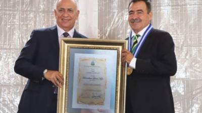 El presidente del Congreso Nacional, Mauricio Oliva, entrega el premio al reconocido fotógrafo Max Lemus.