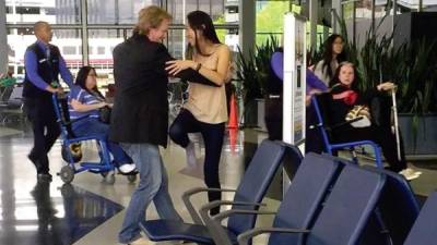 Facebook ayuda a los amantes del tango a conectarse y bailar en terminales aéreas o lugares públicos.