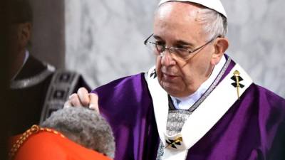 El papa Francisco oficia una misa en la basílica de Santa Sabina, en Roma, Italia, con la que se abren los ritos litúrgicos de la Cuaresma.