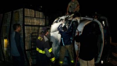 Los bomberos tardaron dos horas en rescatar el cuerpo sin vida del conductor.