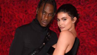 La tierna dedicatoria de Kylie a Travis avivó rumores de reconciliación.