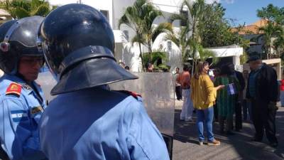 Manifestantes en apoyo a Nicolás Maduro y Juan Guaidó gritaron consignas.