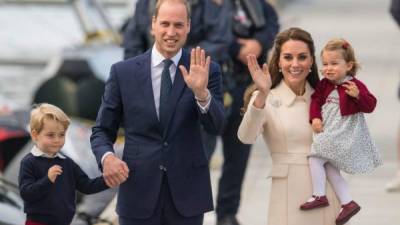 Los duques de Cambridge junto a sus hijos.