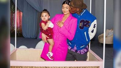 La reina cosmética no escatimó en gastos para celebrar el primer cumpleaños de su hija con Travis Scott con una fantástica fiesta de cumpleaños recreando todo un carnaval para cientos de invitados.