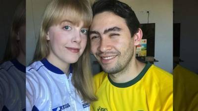 Emily posa con la camiseta de Honduras; y José María, con la de Australia.