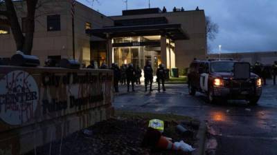 La estación de Policía de la municipalidad de Brooklyn Center (Minesota, EE.UU.) fue registrada el pasado miércoles, durante el inicio de un toque de queda nocturno por la muerte de afroamericano Daunte Wright tras el disparo de una policía.