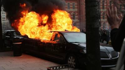 Varios vehículos fueron incendiados durante la jornada de protestas.