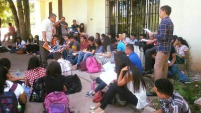 Un docente imparte clases en los predios de Ciudad Universitaria en Tegucigalpa, capital de Honduras. Foto tomada del Facebook de Presencia Universitaria.