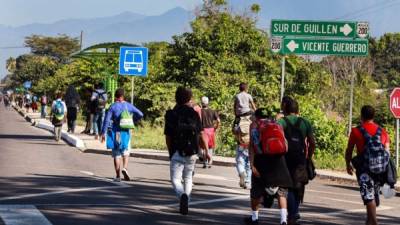 Migrantes centroamericanos caminando en la carretera entre Ciudad Hidalgo y Tapachula.