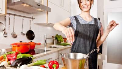 Durante el día es necesario consumir alimentos de los tres grupos que componen el plato del bien comer.